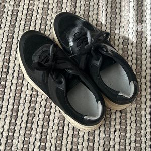 Everlane black sneakers